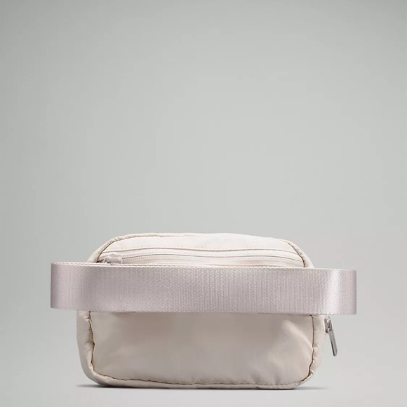 Lululemon everywhere belt bag White Opal with extendable strap - Picture 2 of 6